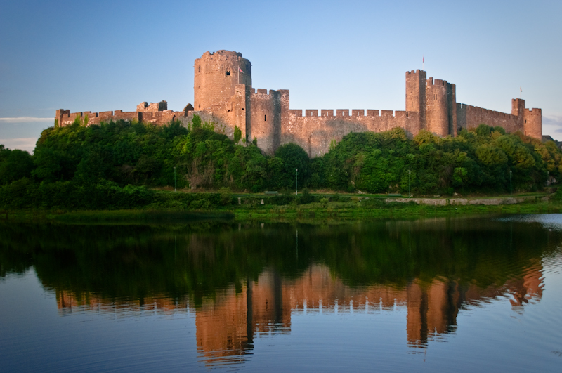 Pembroke_Castle_-_June_2011.jpg