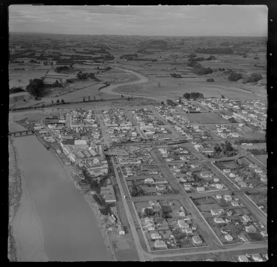 View_to_Waitara_and_Queen_Street.jpg (1)