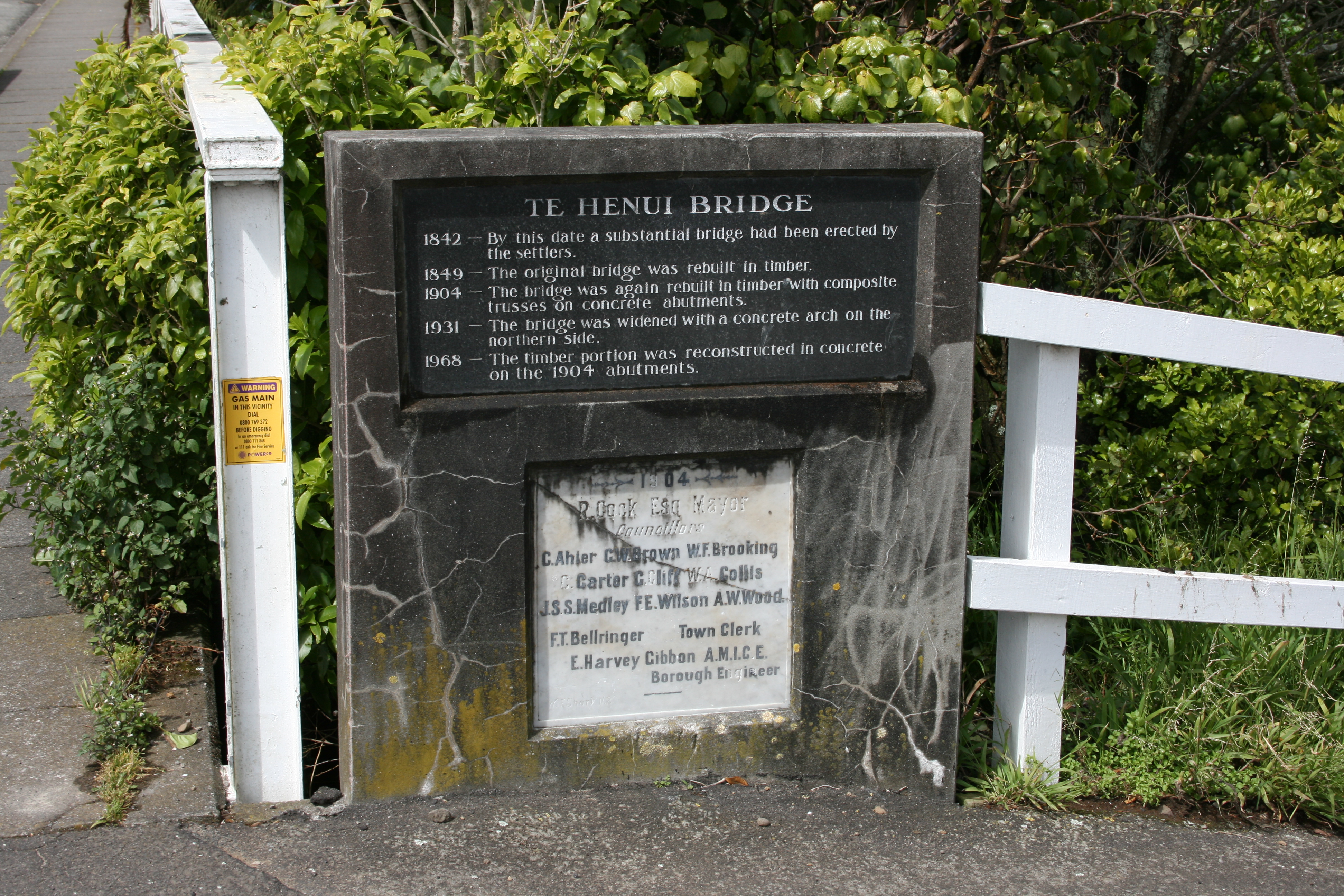 Henui_Bridge_plaques_001.jpg