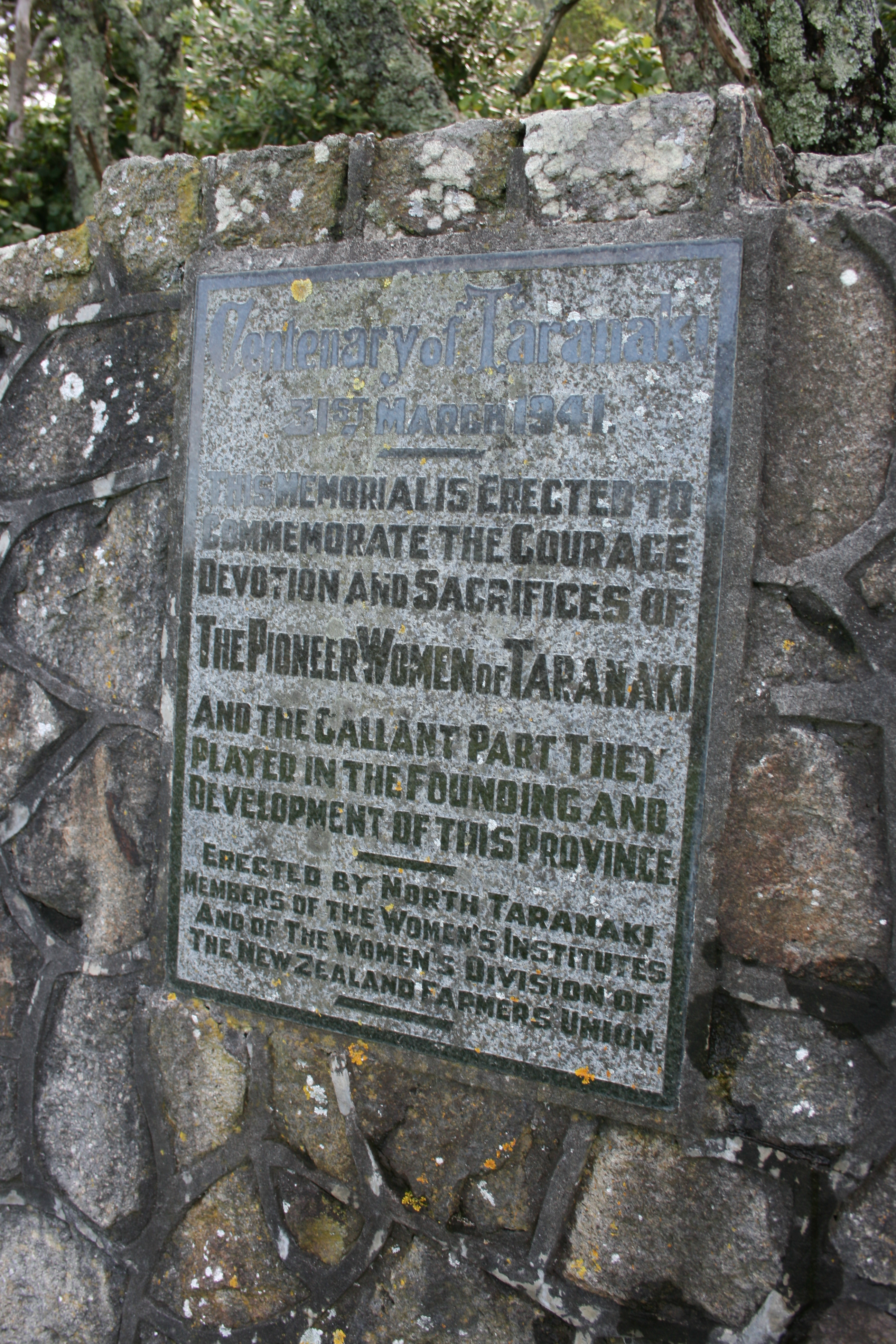 Pioneer_women_plaque_004.jpg