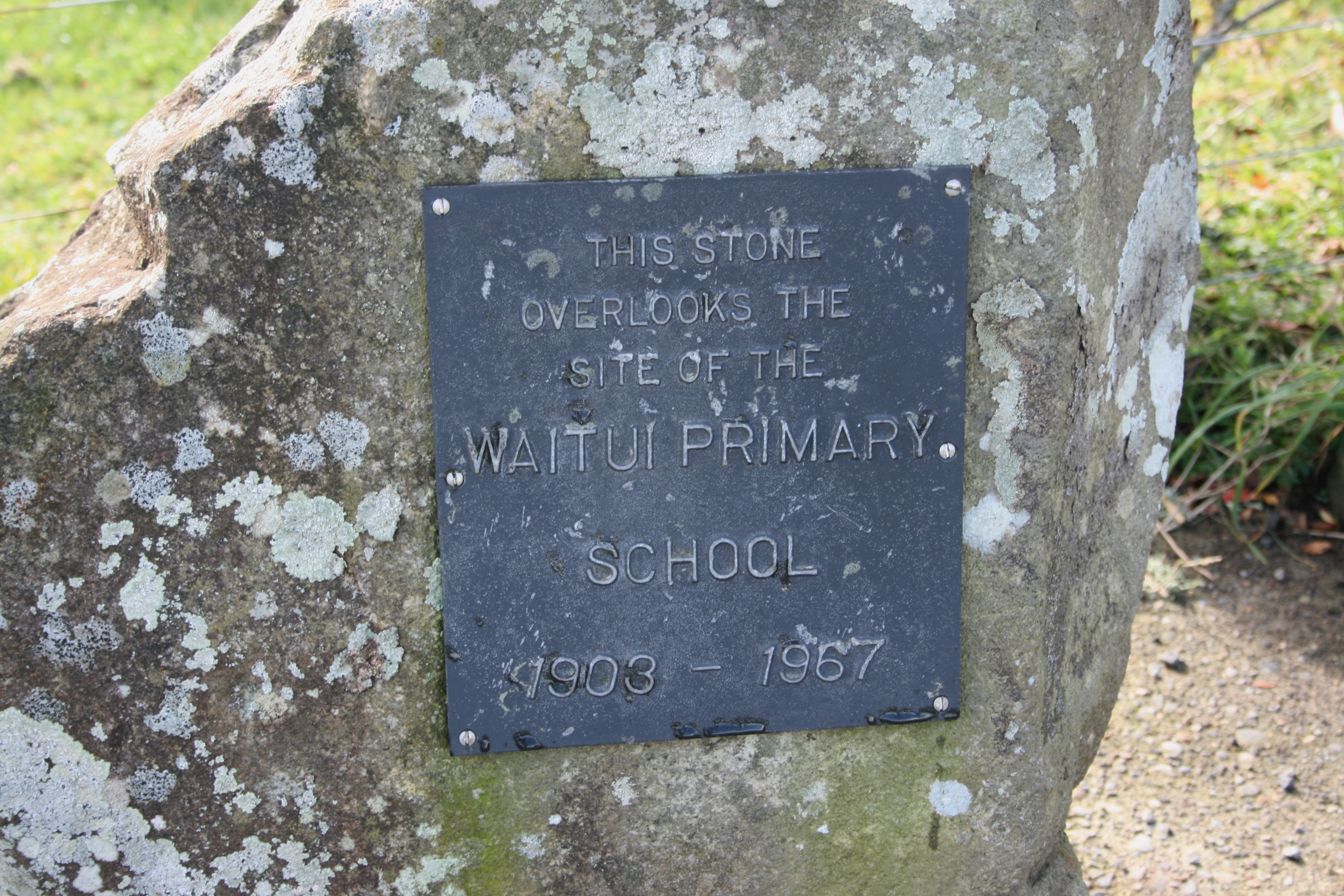 Waitui School Plaque.jpg