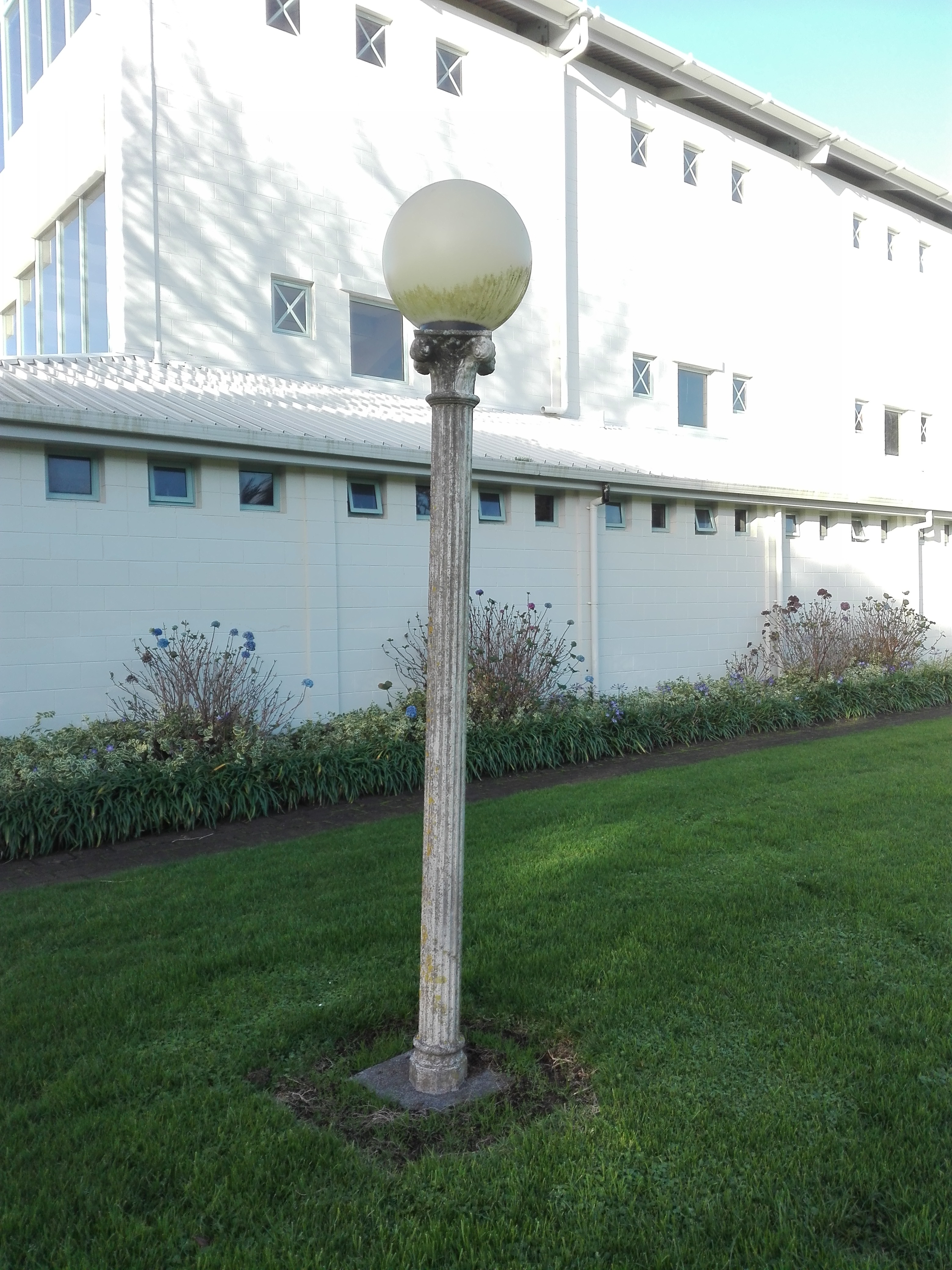 Racecourse_lamp_two.jpg