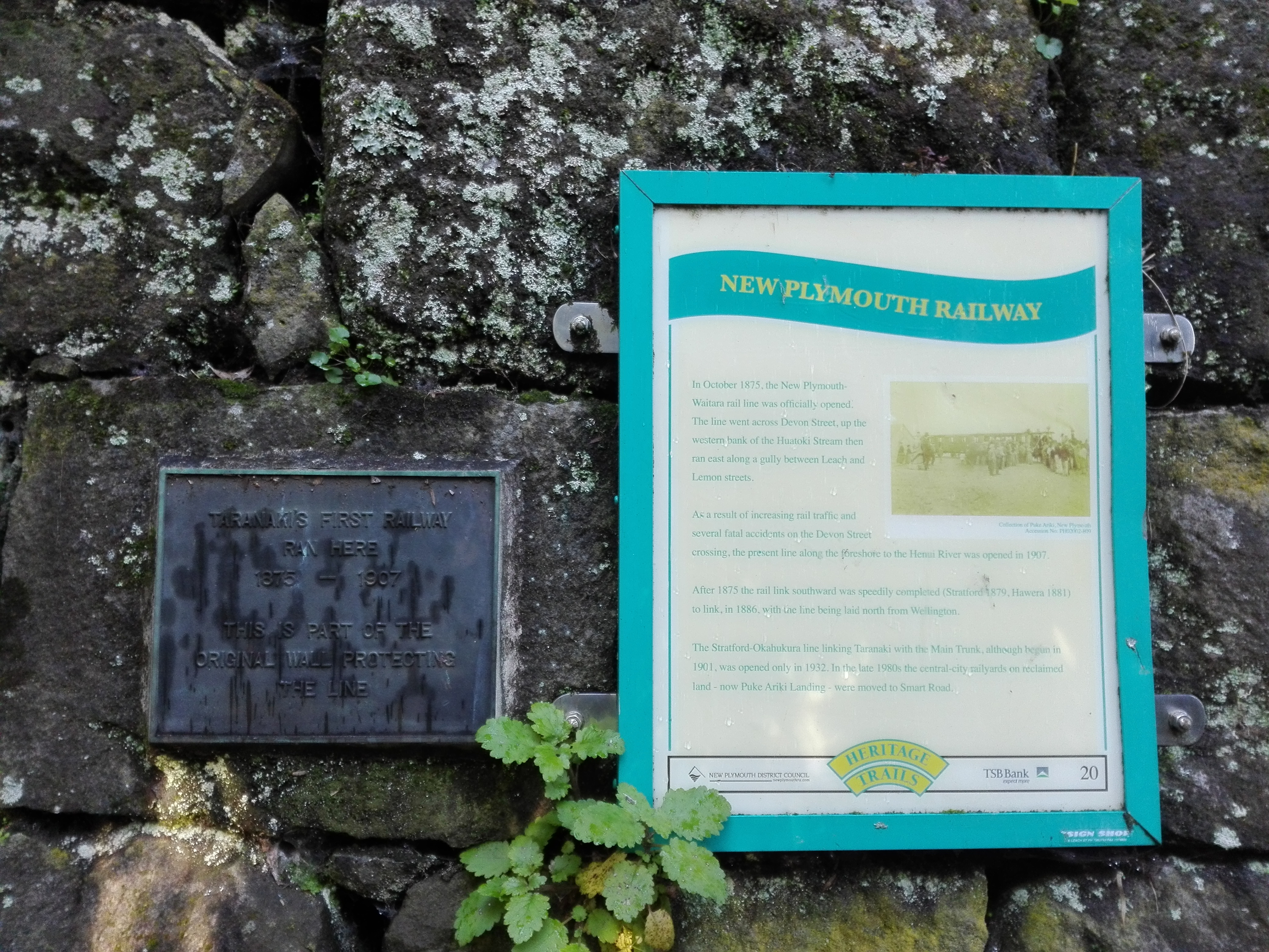 Railway_retaining_wall_plaque.jpg