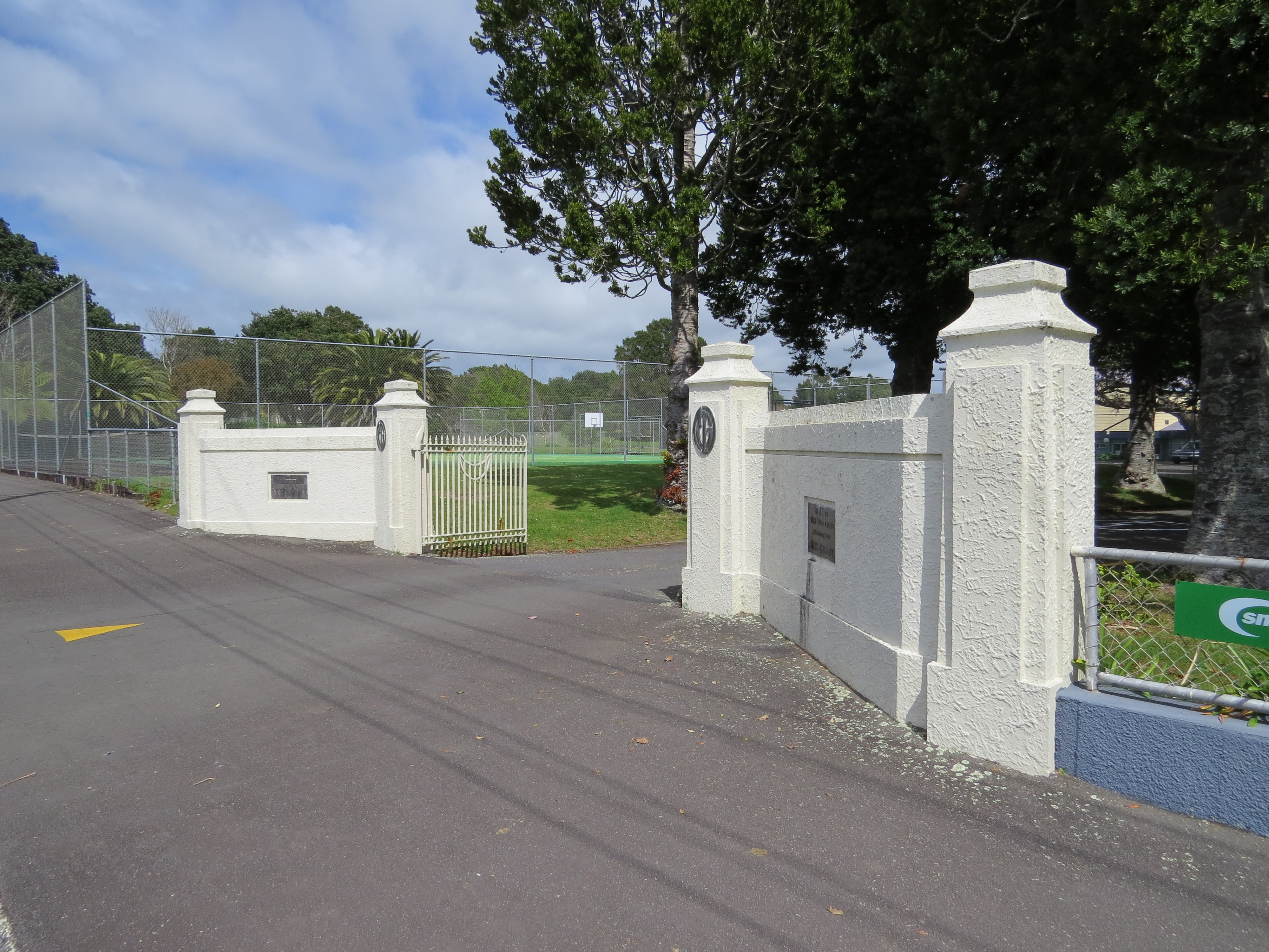 _Scotlands__Entrance_Gates_2017.JPG