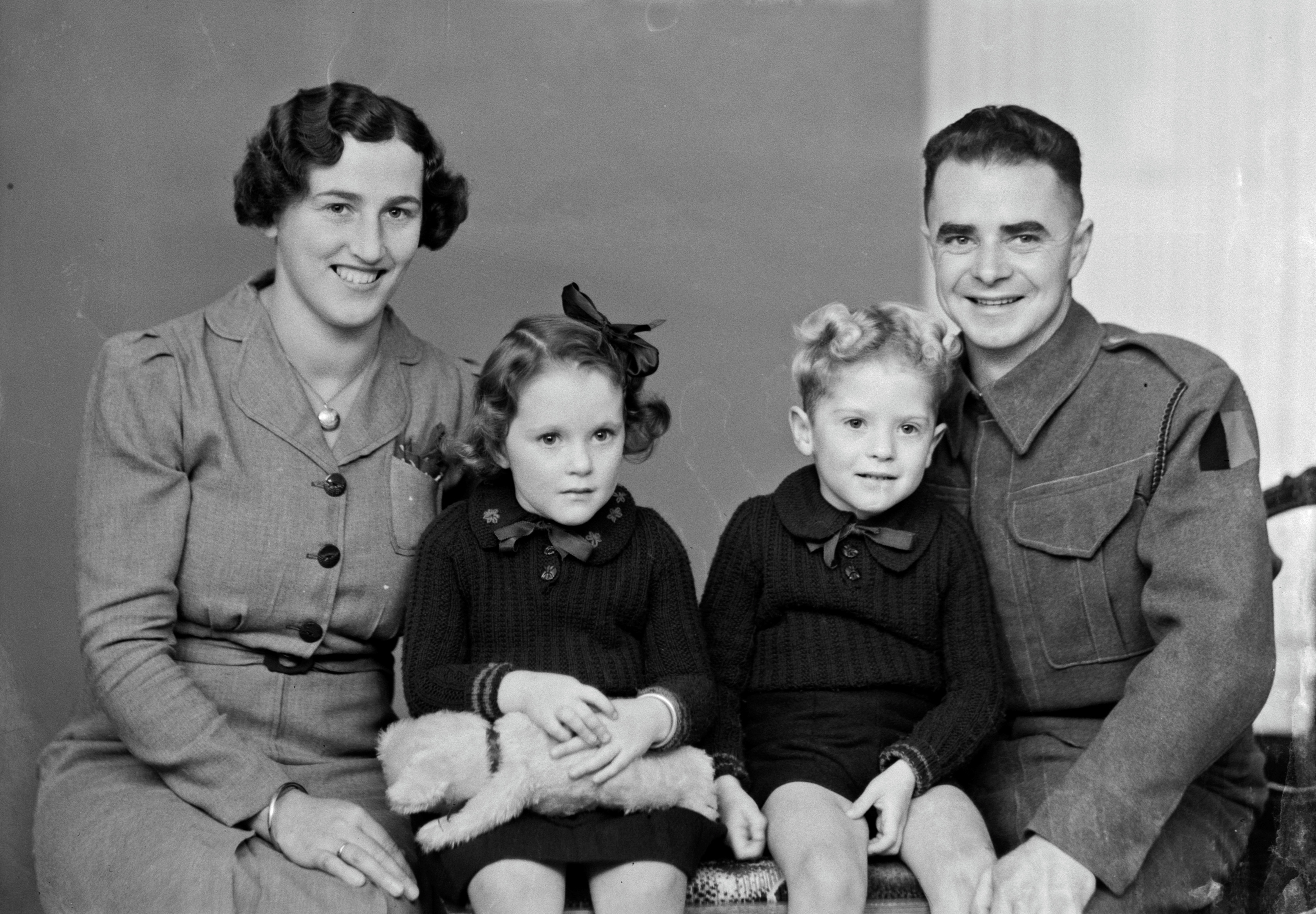 Edwin Pugh and his wife Thelma with their twins Eleanor and Barry (24 April 1943). Swainson's Studios. Collection of Puke Ariki (SW1943.0854).