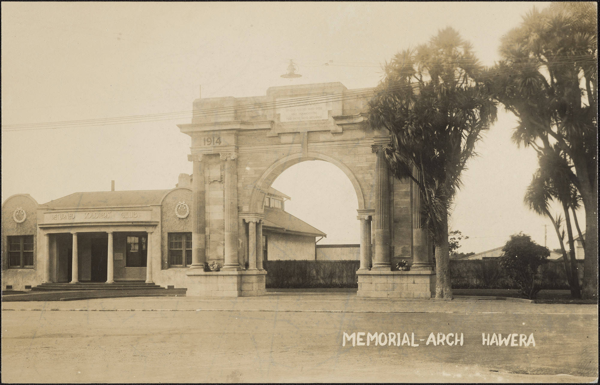 Memorial Arch Hawera (Auckland Libraries)