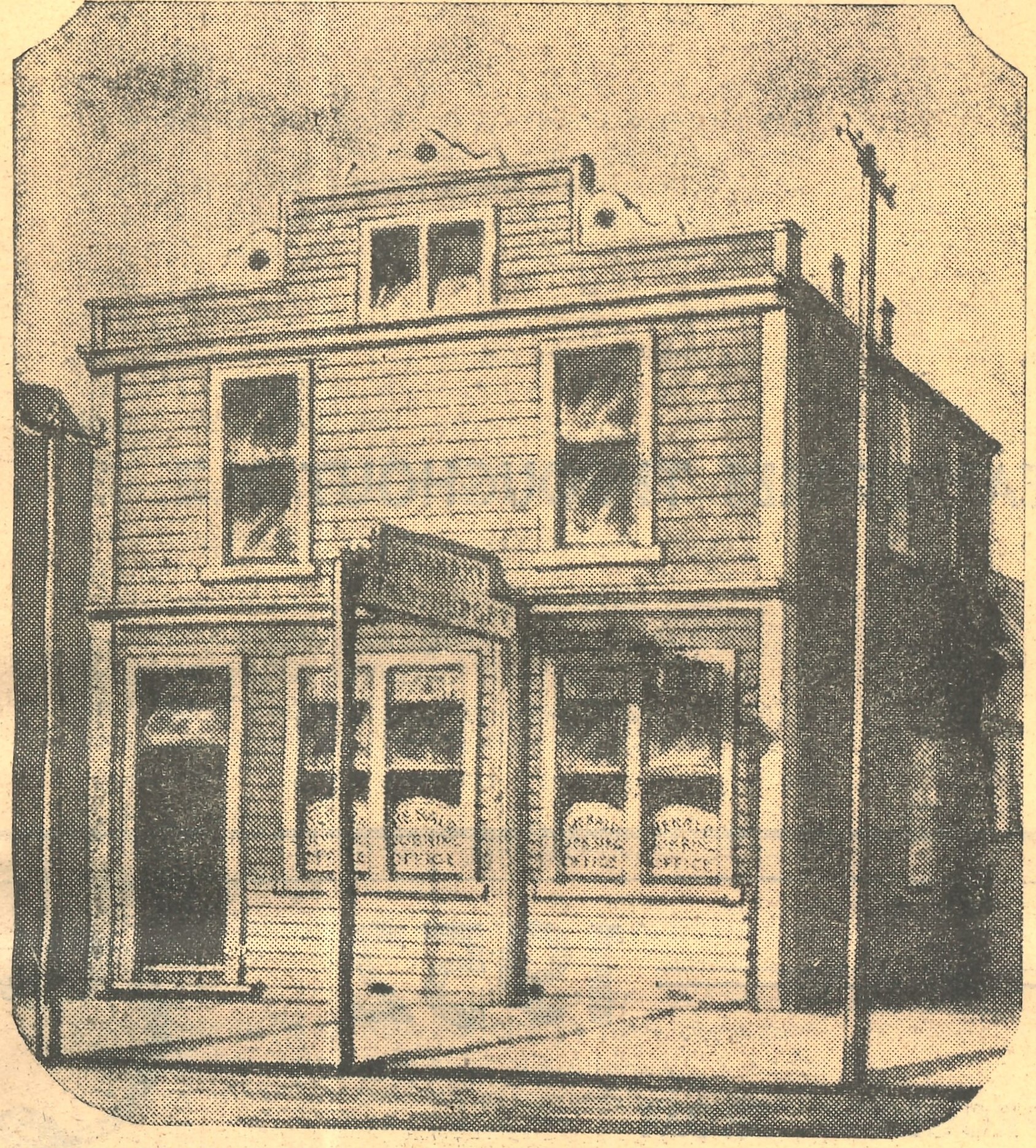 The Taranaki Herald's first wooden building on Currie Street in the early 1900s (Taranaki Herald Centennial Issue 1852-1952).
