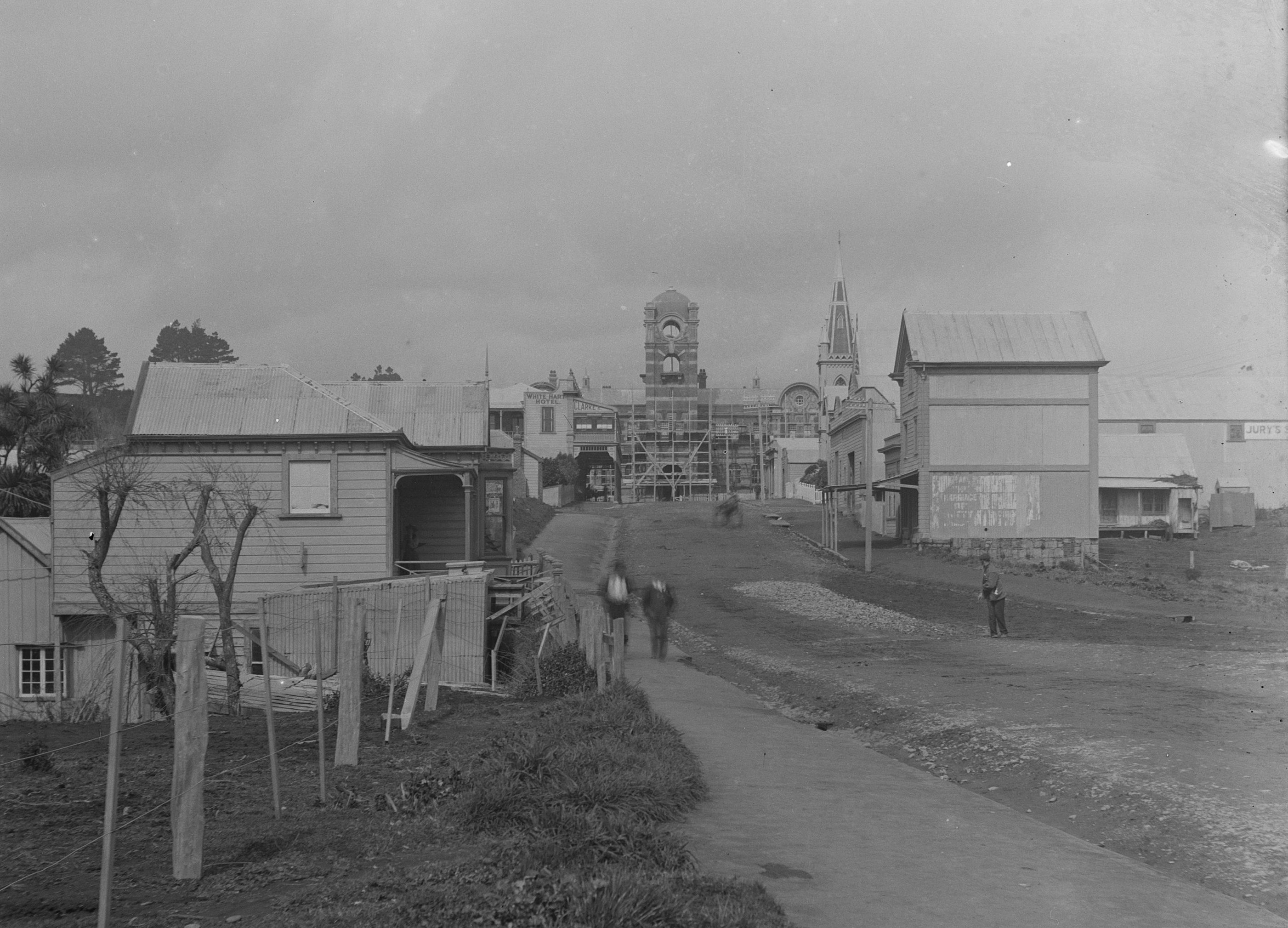 Queen Street, New Plymouth with clock tower under construction (c1906). Collection of Puke Ariki, New Plymouth (PHO2022-0020).