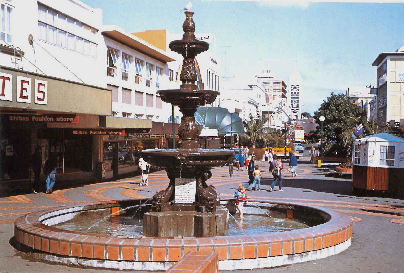 Fountain_in_Mall_Colourview_postcard.jpg