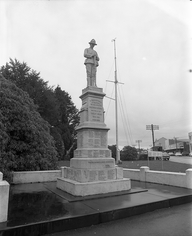 Inglewood War Memorial. Charters and Guthrie Associates. Collection of Puke Ariki (PHO2012-0305).