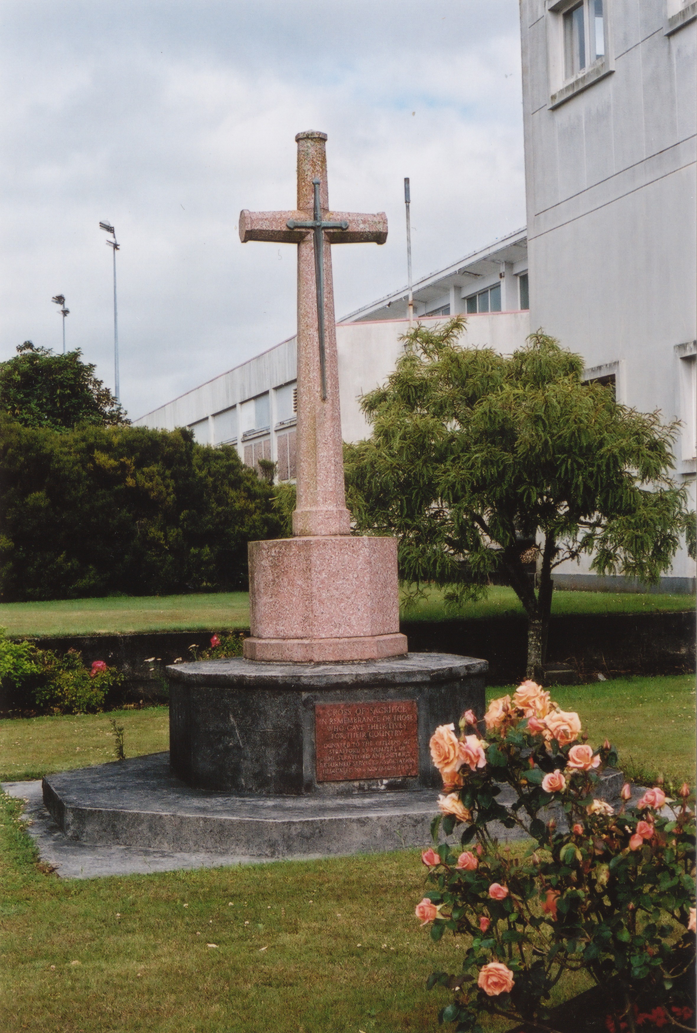 Stratford_-_Memorial_Cross.JPG