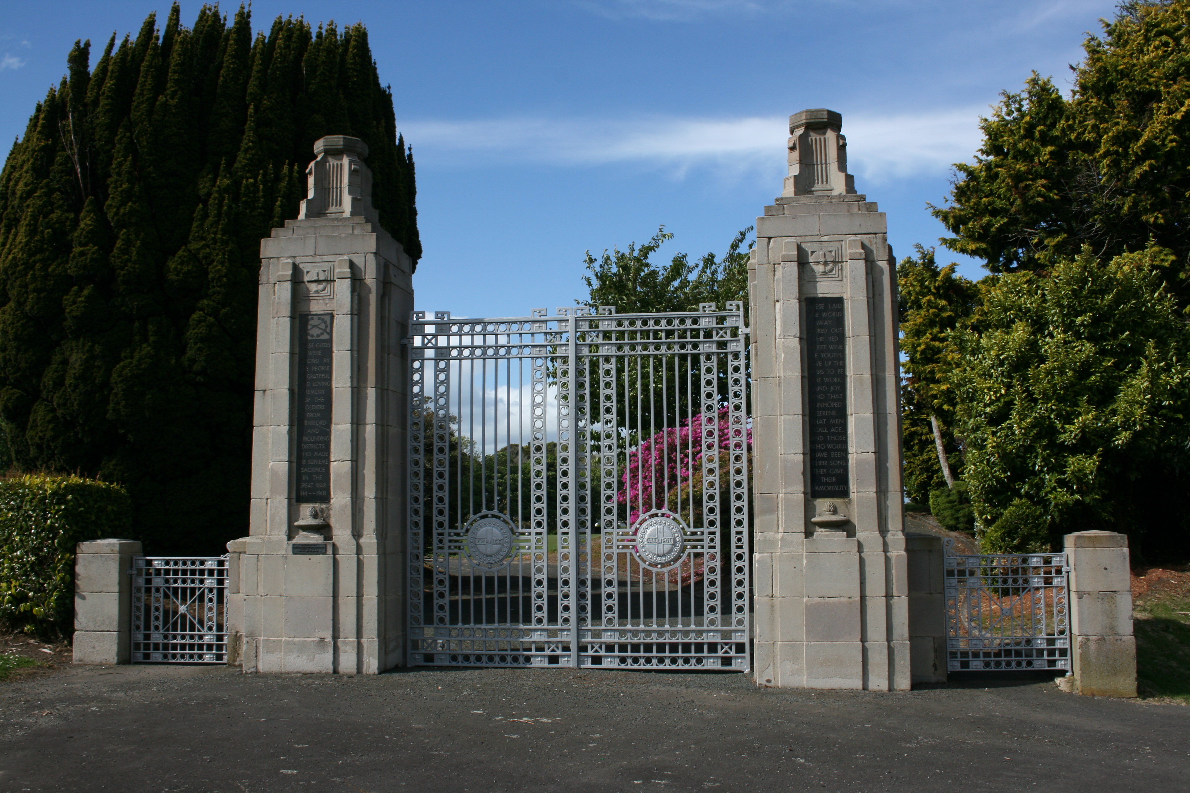 Stratford_Victoria_Pk_Gates_008.jpg