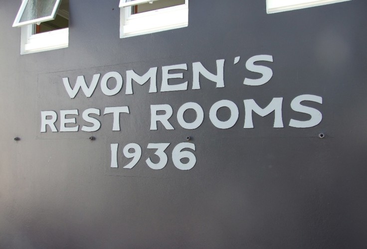 Women_s_rest_rooms2.jpg
