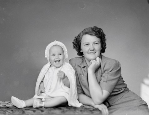 June Froggatt And Baby WD 056502