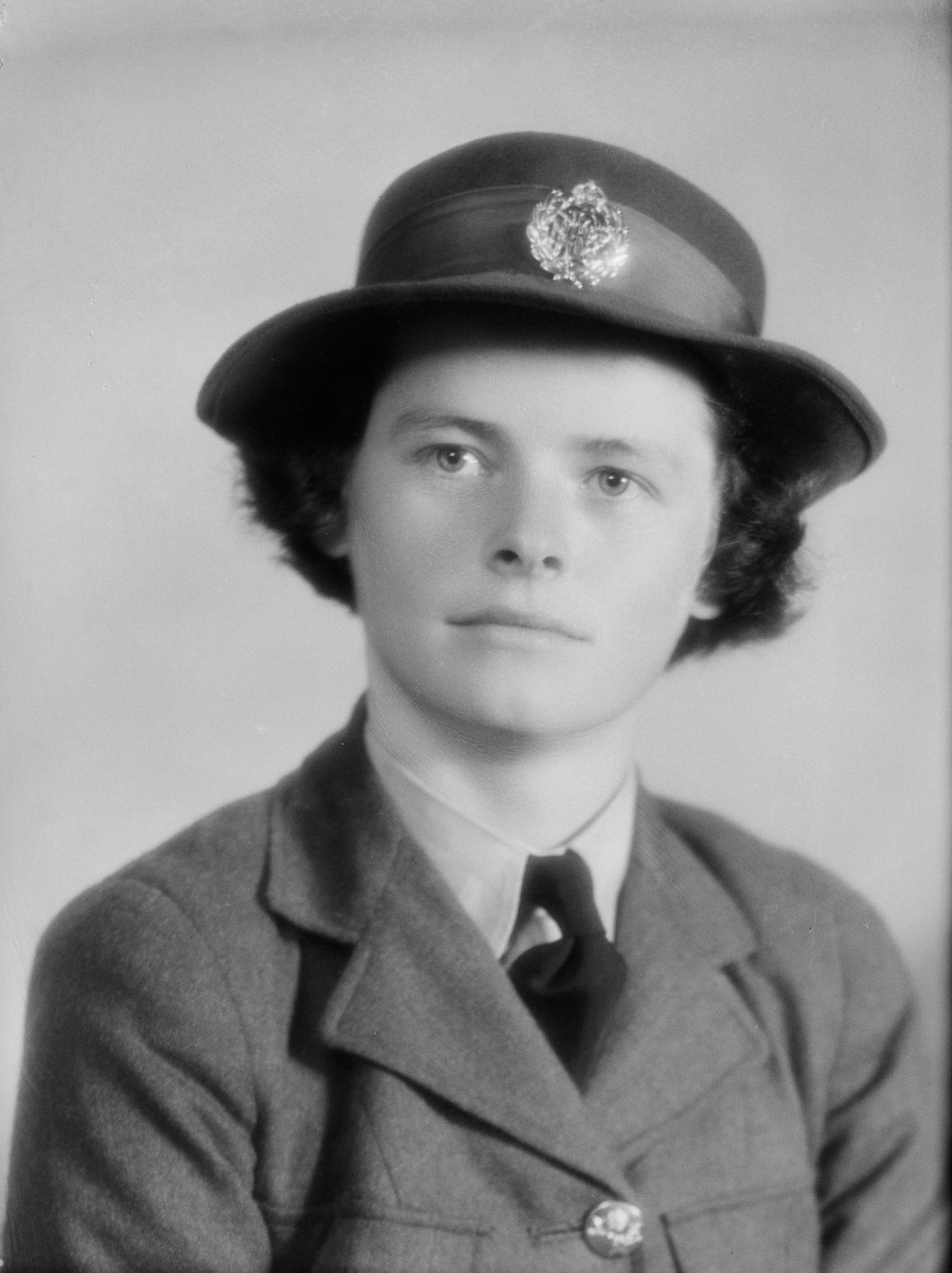 Marjorie Jensen wearing her WAAF uniform (1940s). Swainson's Studios. Collection of Puke Ariki (WD.054711a).