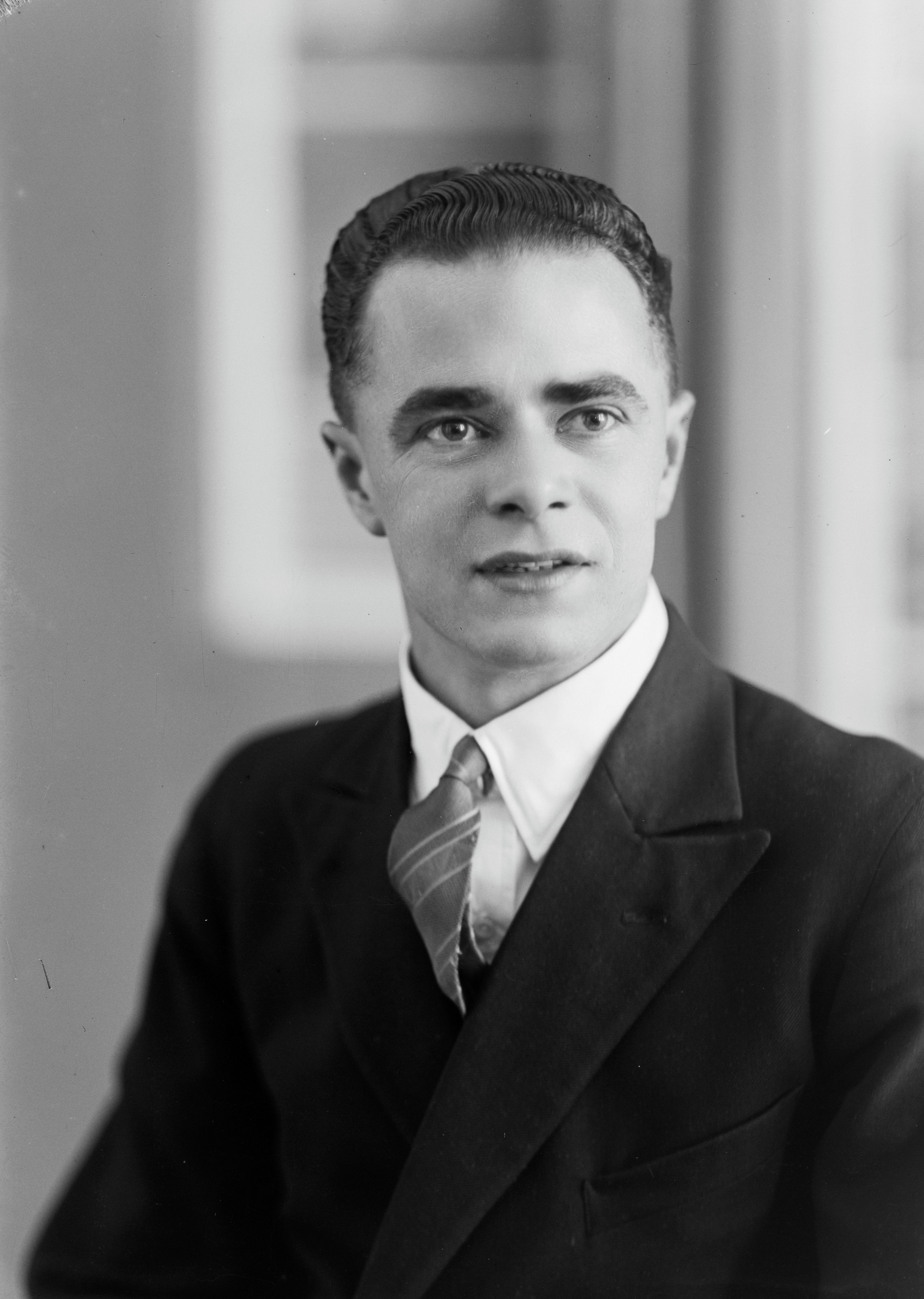 Edwin Pugh before he got married (1930s). Swainson's Studios. Collection of Puke Ariki (SW1931-1940.04598).