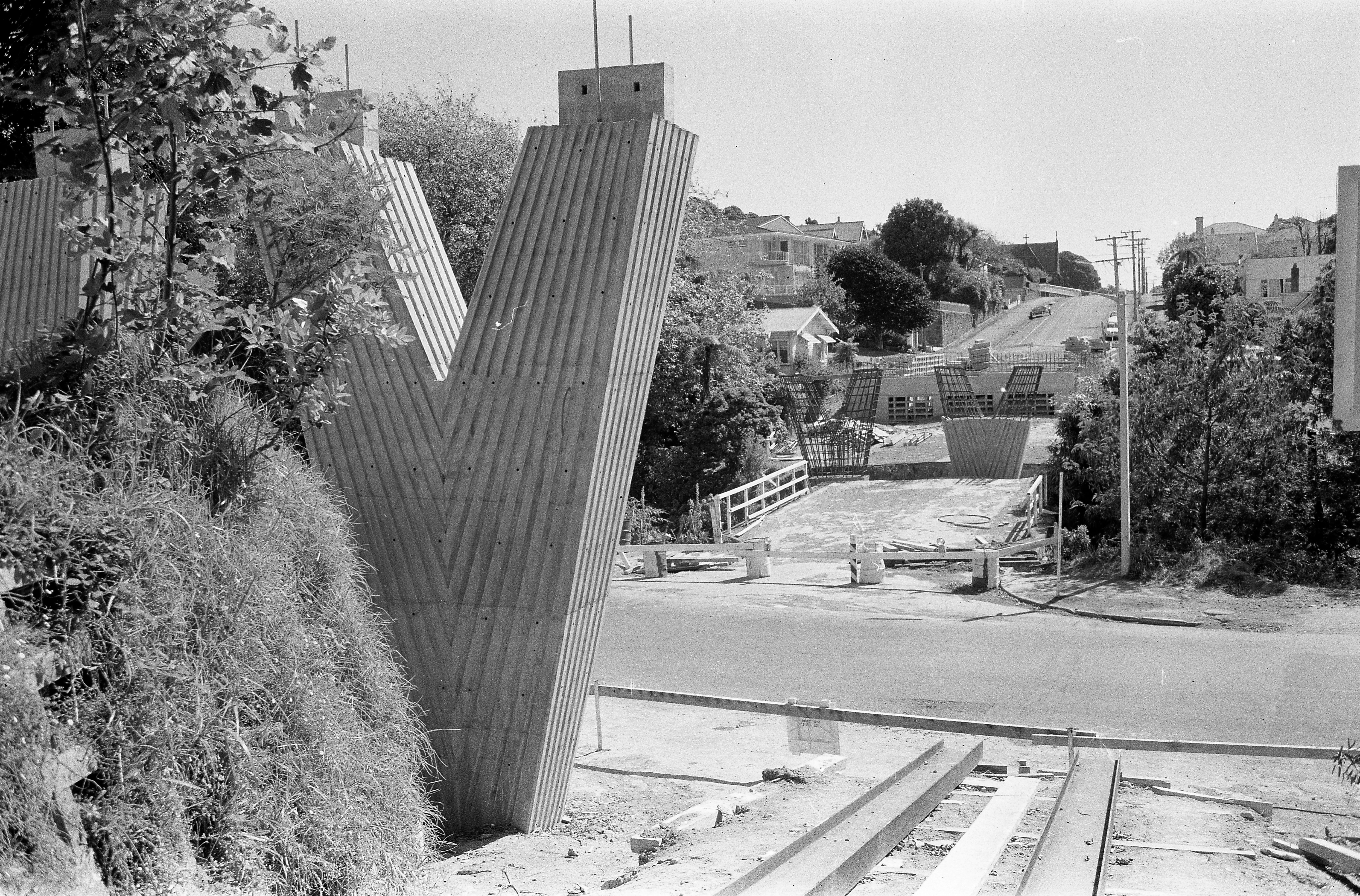 Vivian Street overbridge, construction (4 January 1976). Caleb Wyatt. Collection of Puke Ariki (PHO2012-0096).