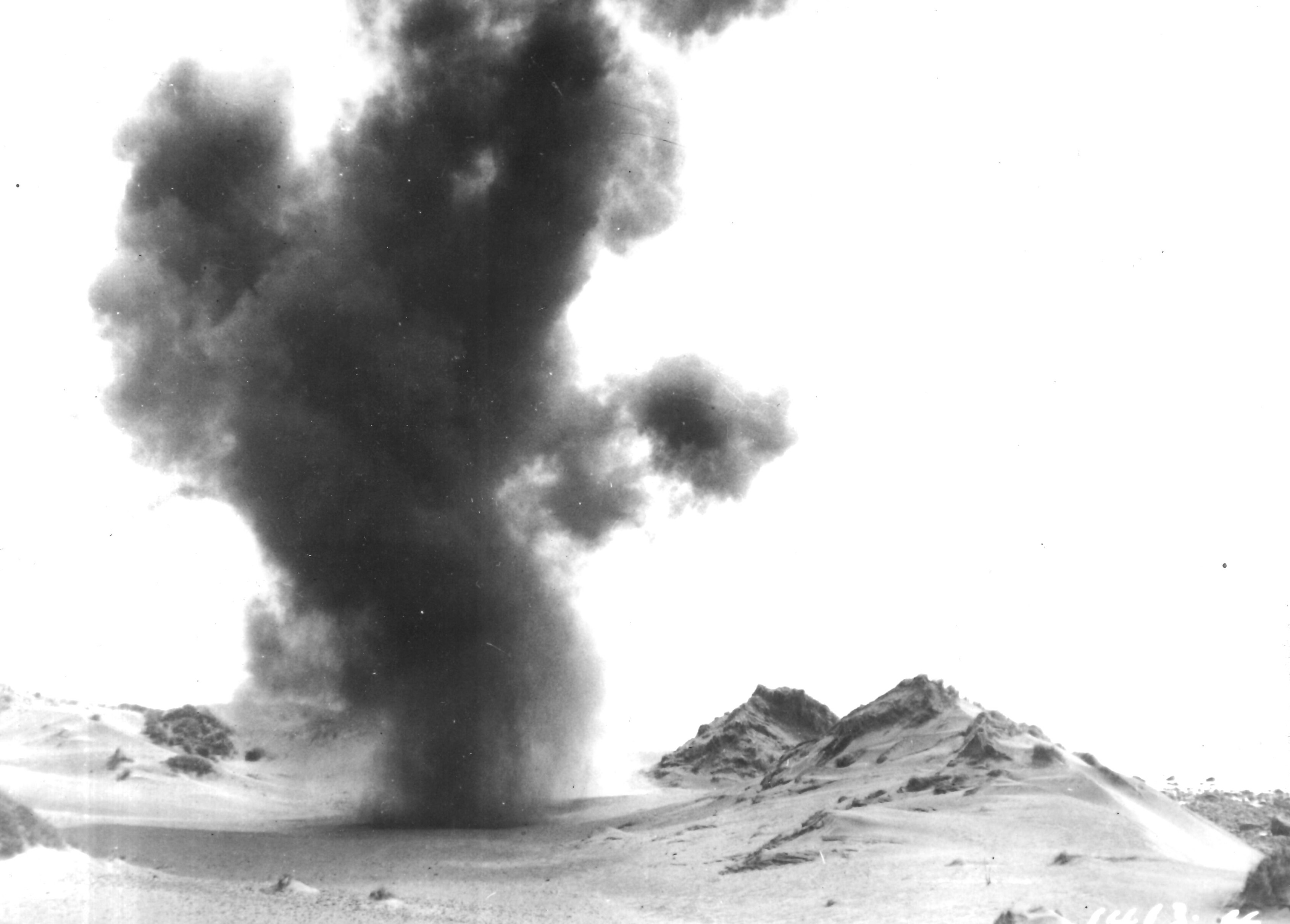Mine detonated at Bell Block Beach by 2C Section Bomb Disposal Group, NZ Engineering Corps (28 November 1942). Unknown photographer. Collection of Puke Ariki (LN1486/L.3.10).