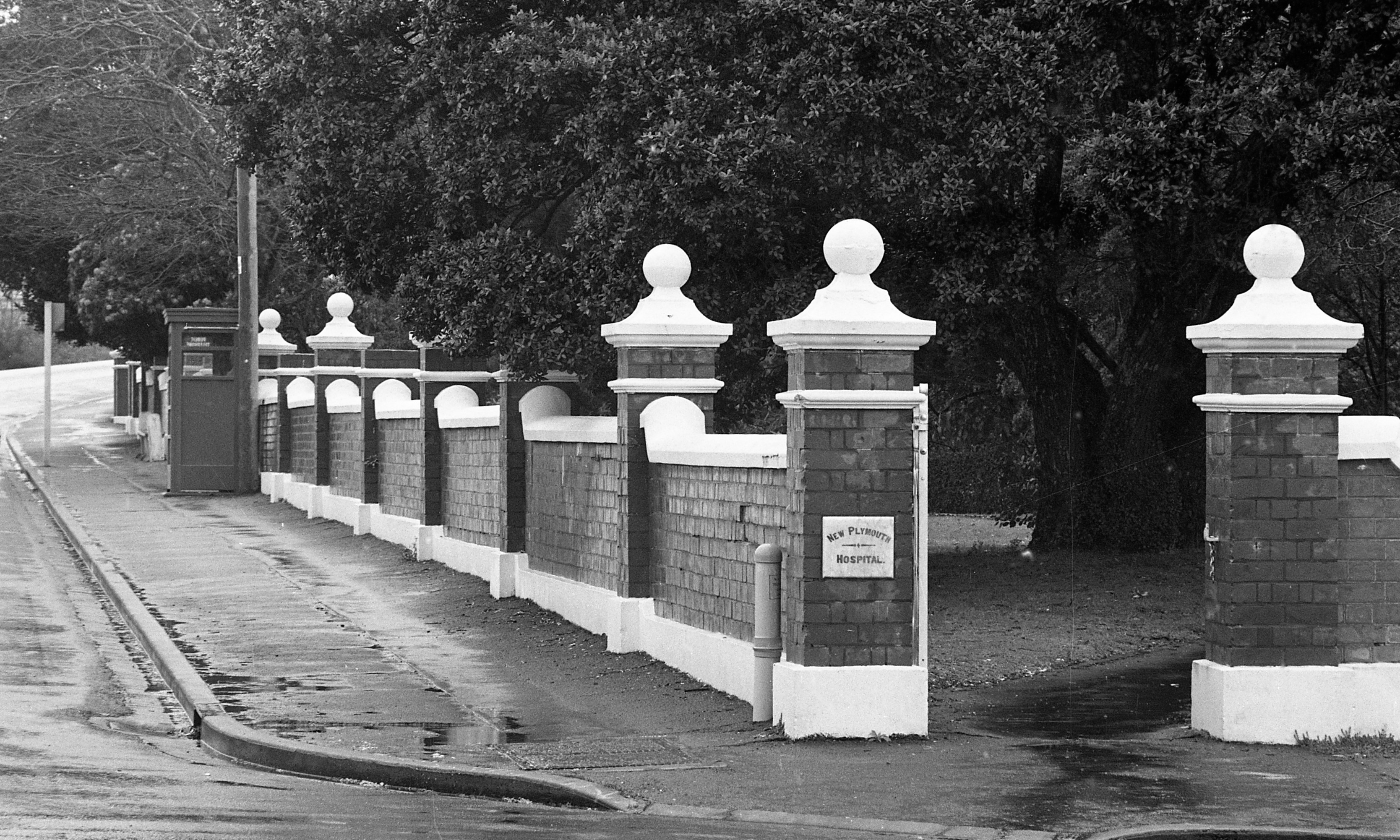 Barrett Street Hospital Fence DN 15 August 1979