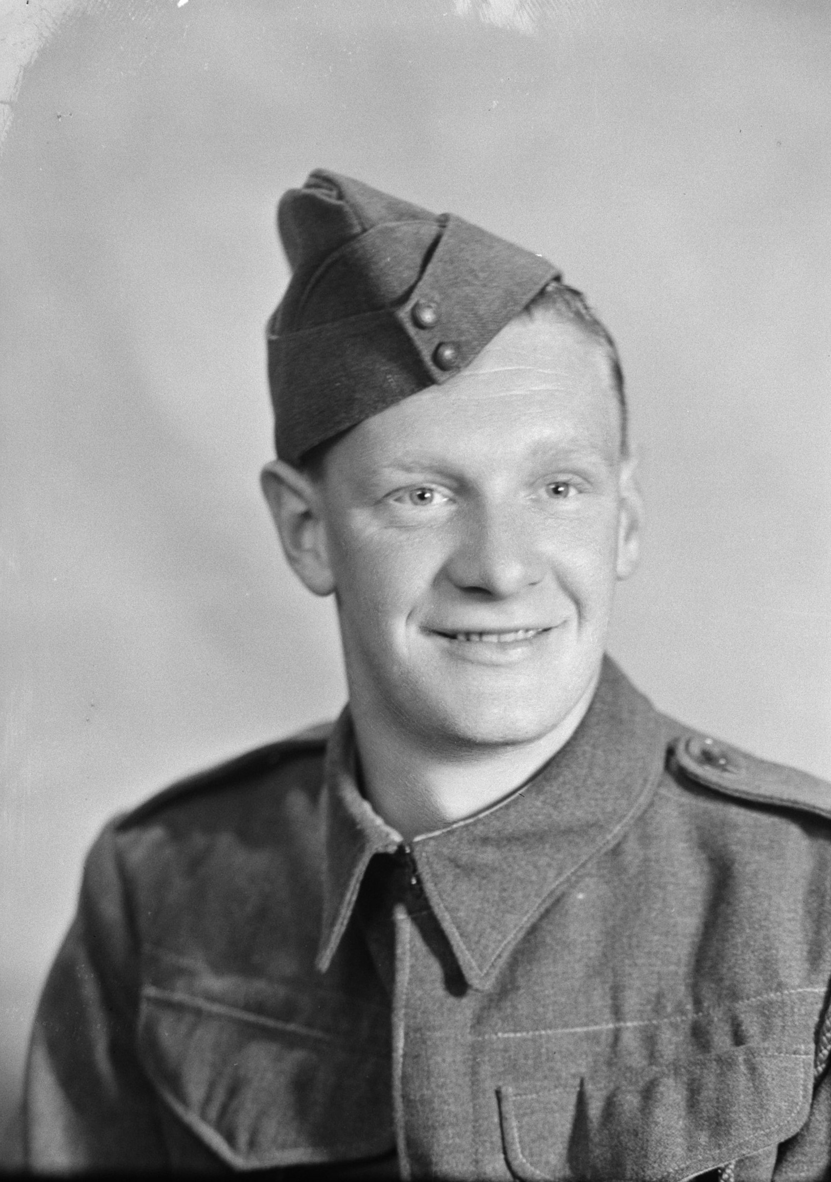 Francis Whiting (1942). Swainson's Studios. Collection of Puke Ariki (SW1942.0032).
