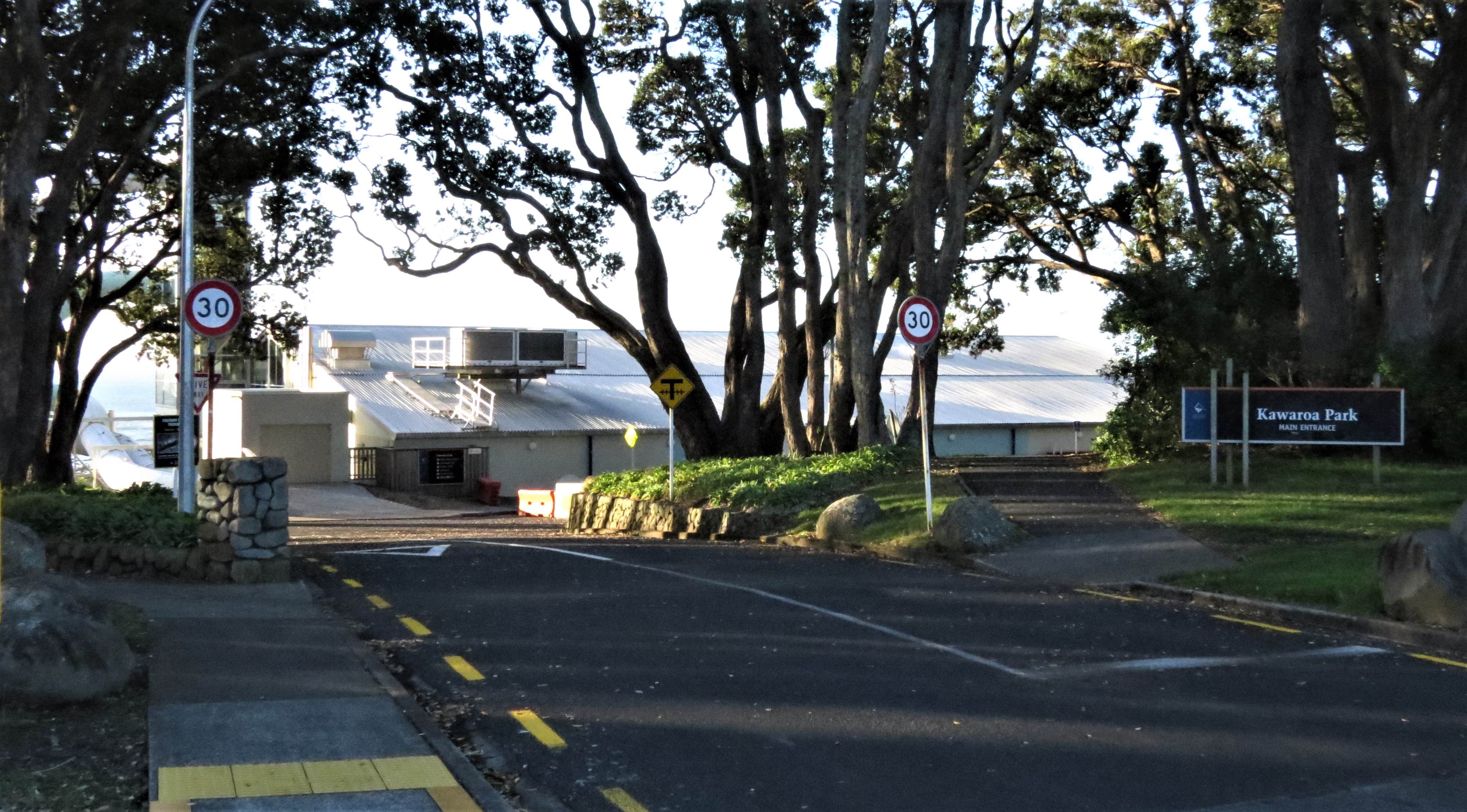 Entrance to Tisch Avenue and Kawaroa Park (2020). Rachel Sonius. Word on the Street image collection.