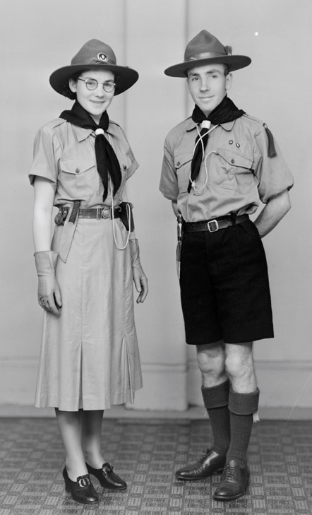 Leonard Croker And Sister SW1938 0999