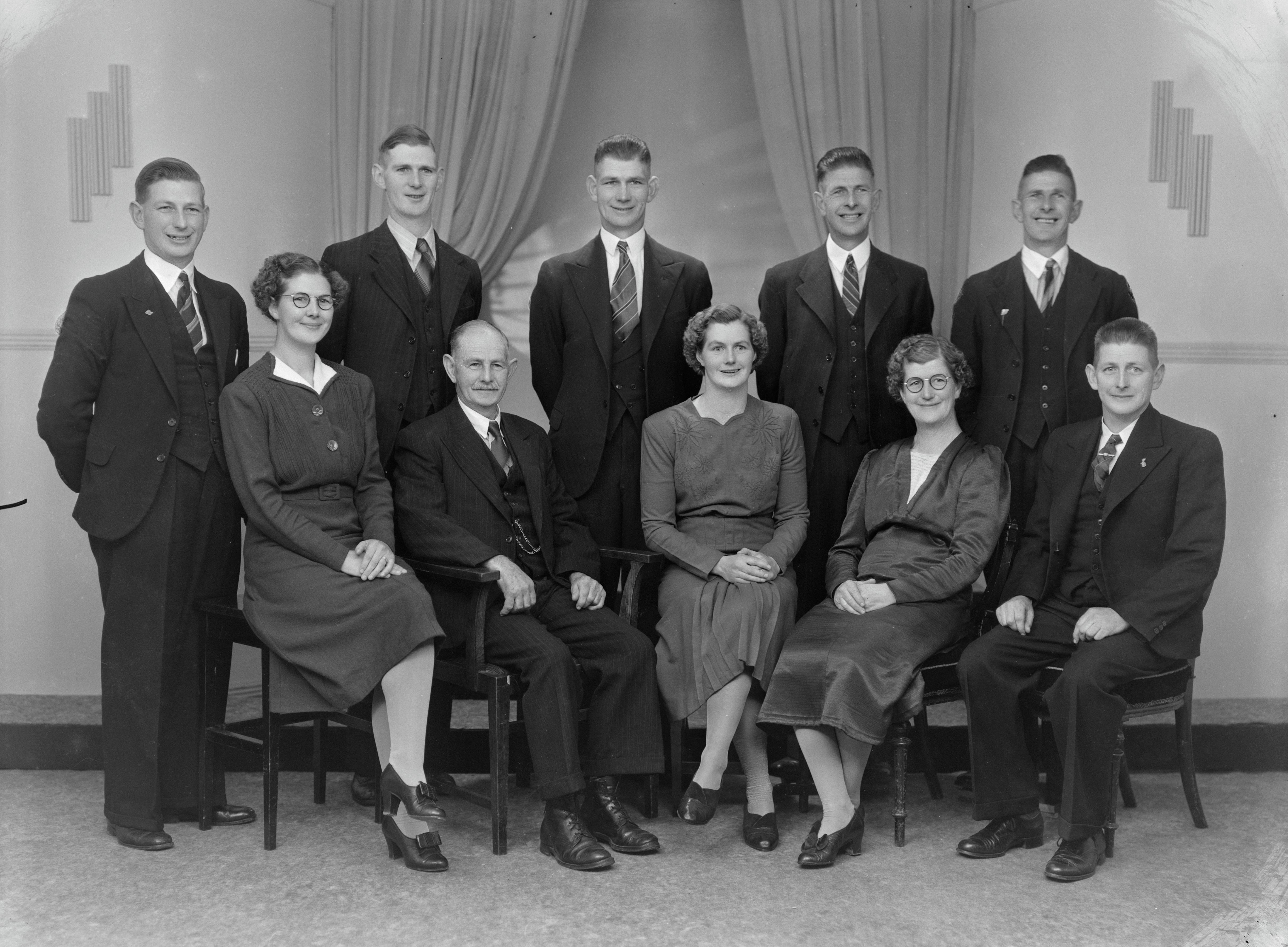 Upson family with twins Albert and Frank on the right (18 March 1949). Swainson's Studios. Collection of Puke Ariki (WD.056055).