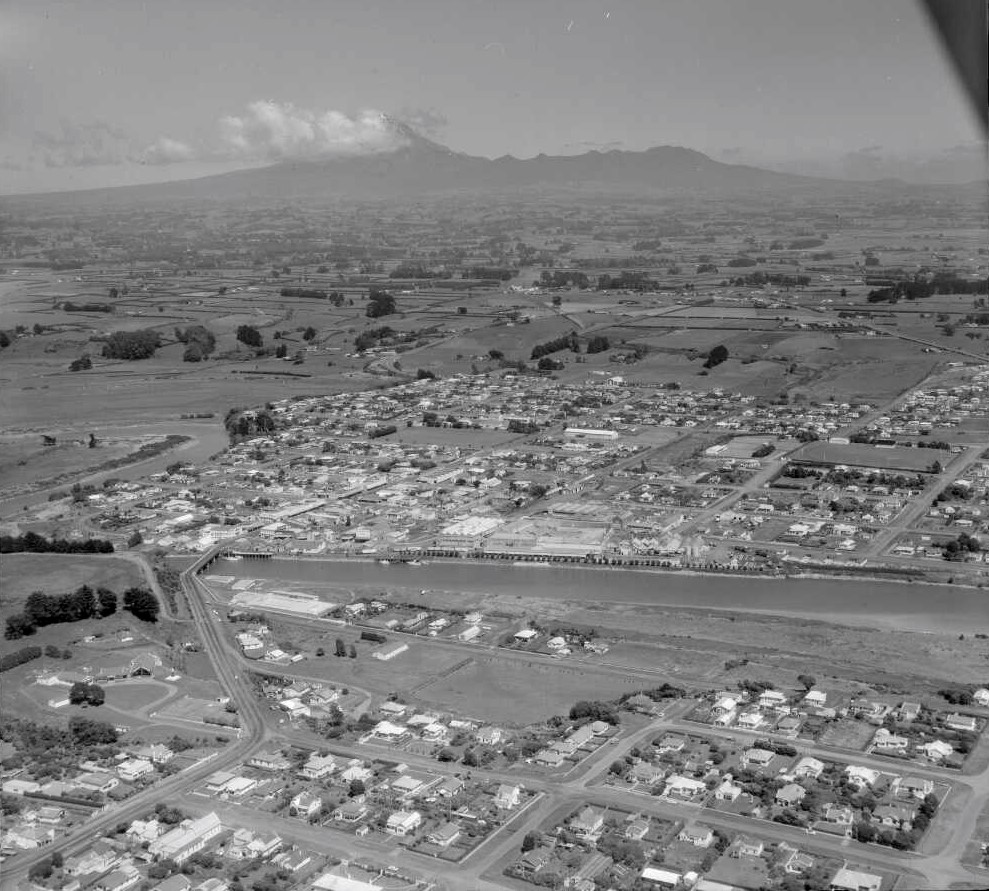 Aerial view of Waitara showing Leslie Street in the midground (25 February 1965). Whites Aviation. Collection of the Alexander Turnbull Library (WA-63608-F).