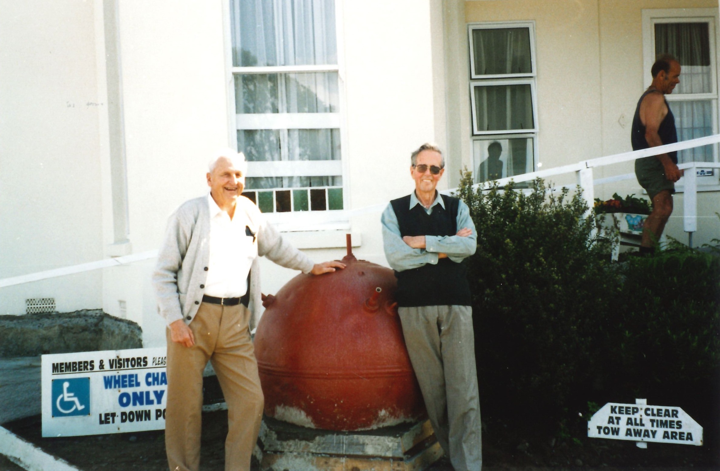 Ex-2C Section members Cyril George Woood (left) and Frank Morine with the Belt Road mine when it was mounted outside the New Plymouth RSA (6 October 1999). Unknown photographer. Collection of Puke Ariki (ARC2002-10).