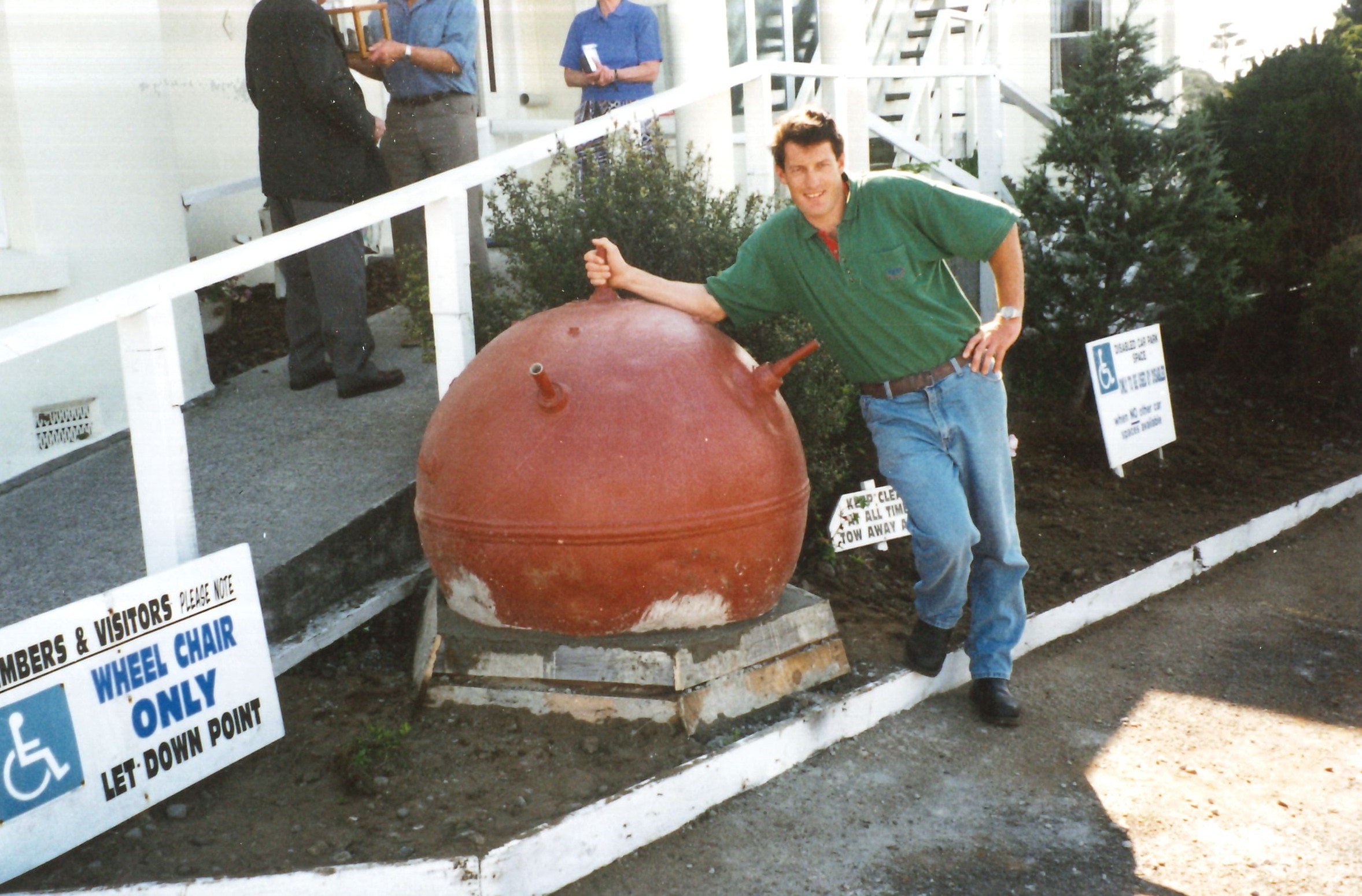Mike Zeier with the Belt Road mine mounted outside the New Plymouth RSA (6 October 1999). Unknown photographer. Collection of Puke Ariki (ARC2002-10).