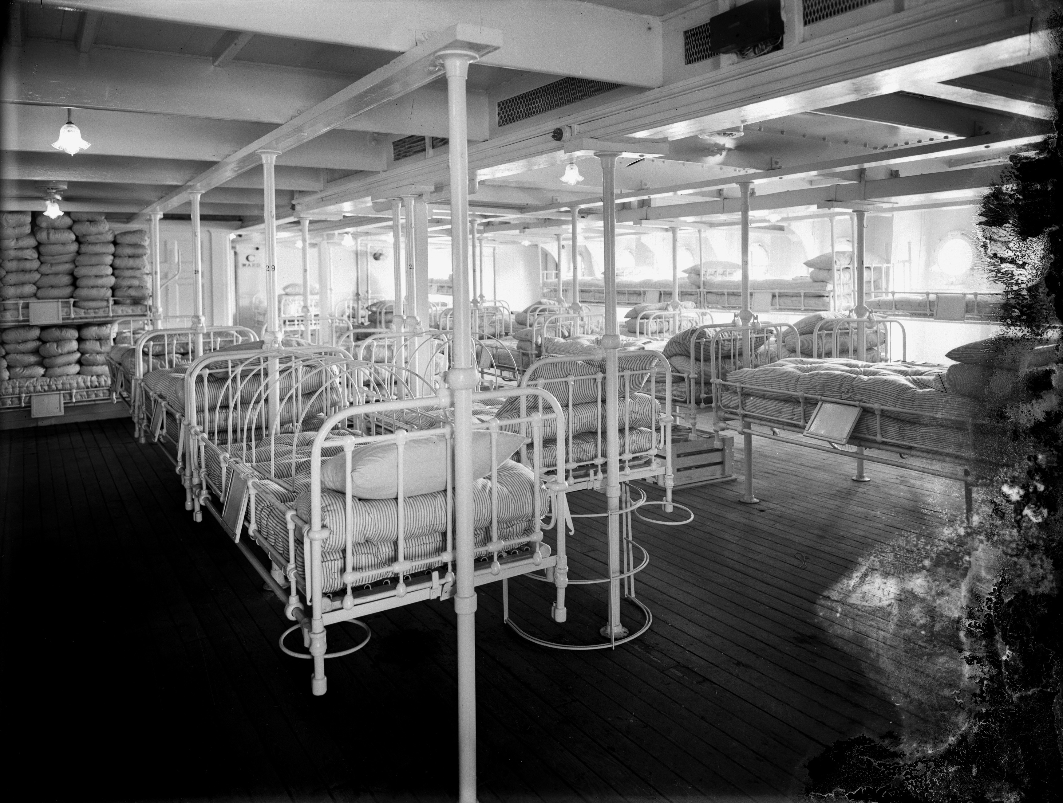Inside the hospital ship Maheno (1915-1918). John Dickie. Collection of Alexander Turnbull Library (1/1-002220-G).