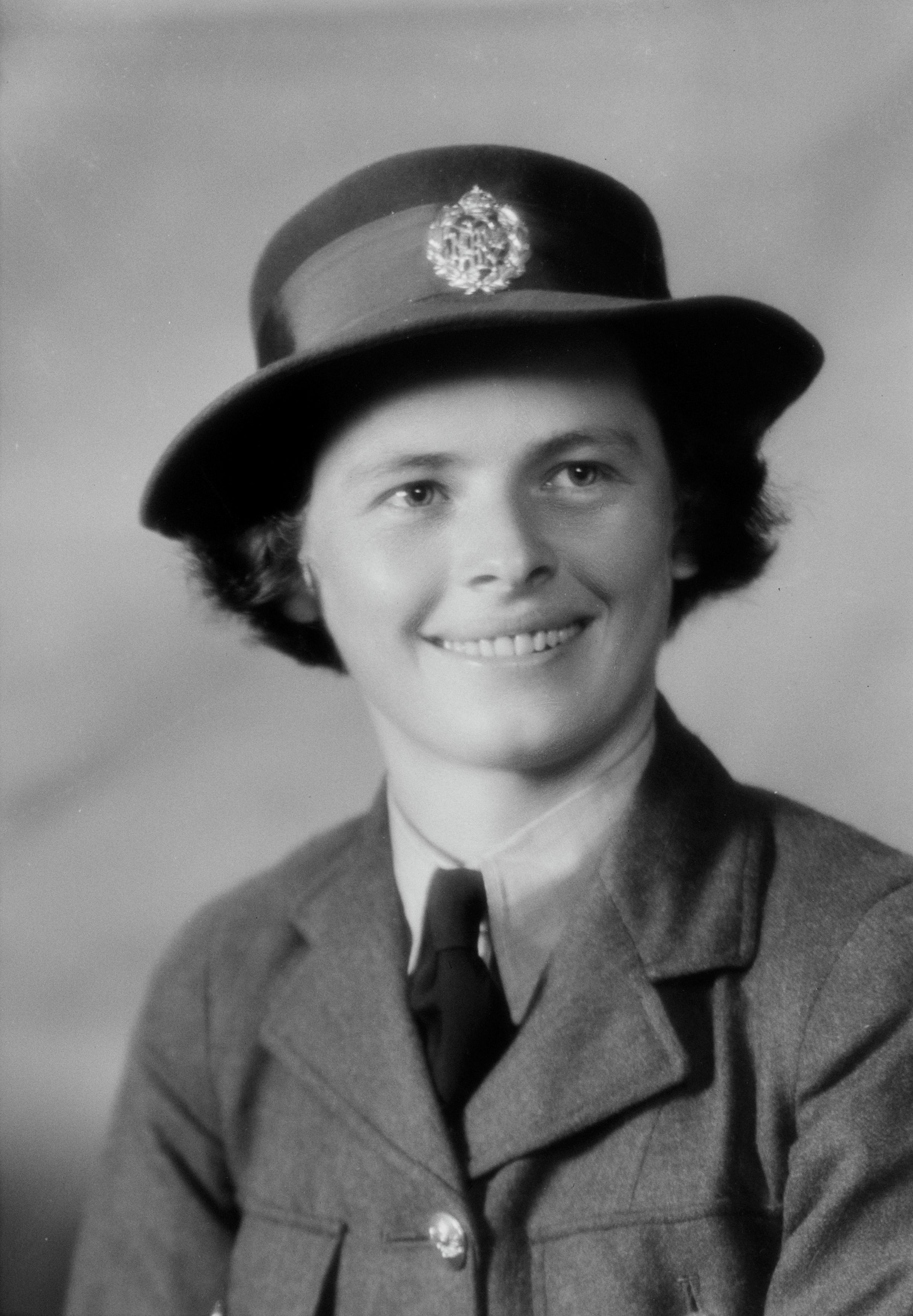 Marjorie Jensen wearing her WAAF uniform (1940s). Swainson's Studios. Collection of Puke Ariki (WD.054711b).